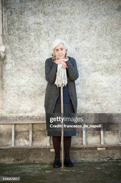 sênior mulher e patacas de macau-isolamento - terza età - fotografias e filmes do acervo