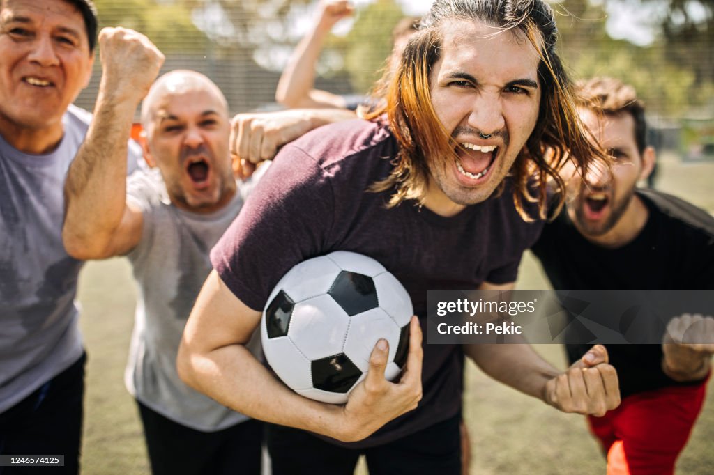 Gemischte Altersklassengruppe der Männer feiert Erfolg auf dem Fußballplatz
