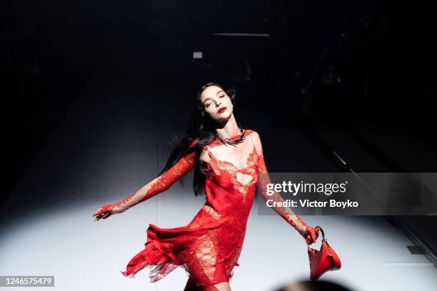 Mariacarla Boscono walks the runway during the Thierry Mugler Haute Couture Spring Summer 2023 show as part of Paris Fashion Week on January 26, 2023...