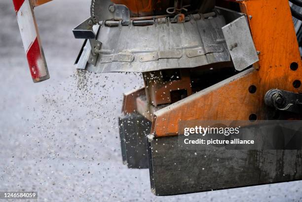 January 2023, Bavaria, Munich: A snow removal vehicle drives over a sidewalk in the city center. The German Weather Service warns of black ice for...