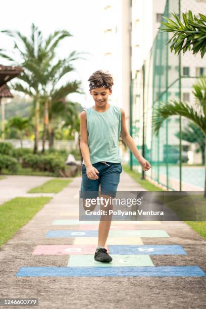 criança brincando de hopscotch - center street elementary - fotografias e filmes do acervo