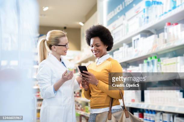 pharmacy consultation. - pharmacist phone stock pictures, royalty-free photos & images