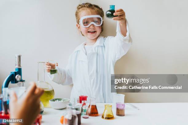 little girl scientist - scientifique blouse blanche photos et images de collection