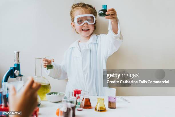 little girl scientist - 科学者　子供 ストックフォトと画像