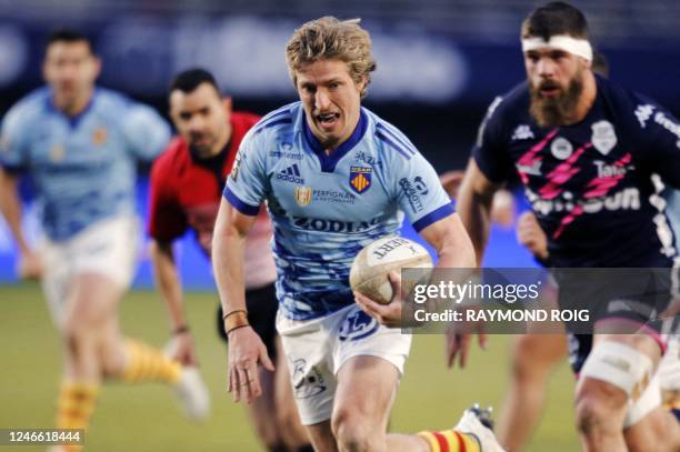 Perpignan's Australian scrum-half Jake McIntyre runs to score a try during the French Top14 rugby union match between USA Perpignan and Paris' Stade...