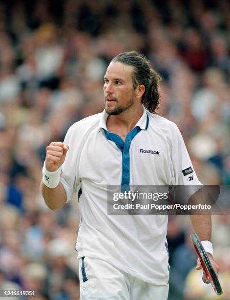 Pat Rafter Trophy 322 Pat Rafter Wimbledon 2000 Stock Photos, High-Res Pictures, and ...