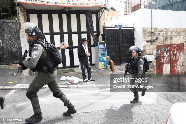 Police take security measurements around the shooting area after two Israeli settlers were injured in a new shooting attack in Jerusalem.