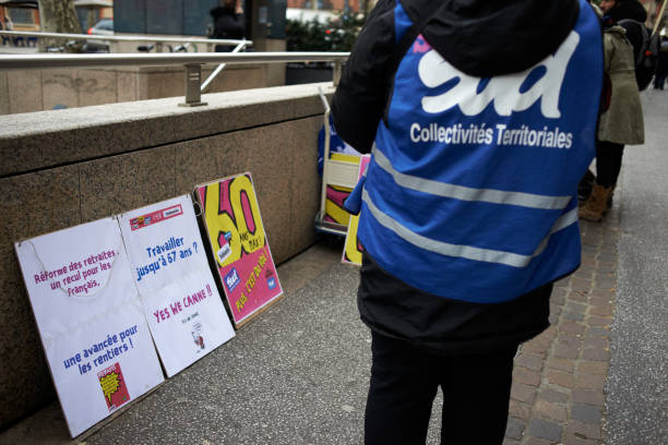FRA: Unionists Distribute Leaflets For A Day Of Strike And Protest Against The Pension Reform