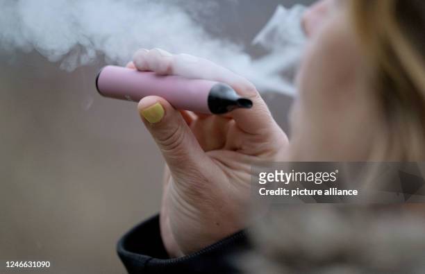 January 2023, Baden-Württemberg, Stuttgart: A woman smokes an e-cigarette in the city center. Photo: Marijan Murat/dpa