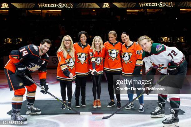 Adam Henrique of the Anaheim Ducks, Linda Cohn, Julie Uhrman, Jillian Samueli-Reddin, Misty May-Treanor, Lauren Chamberlain and Travis Boyd of the...