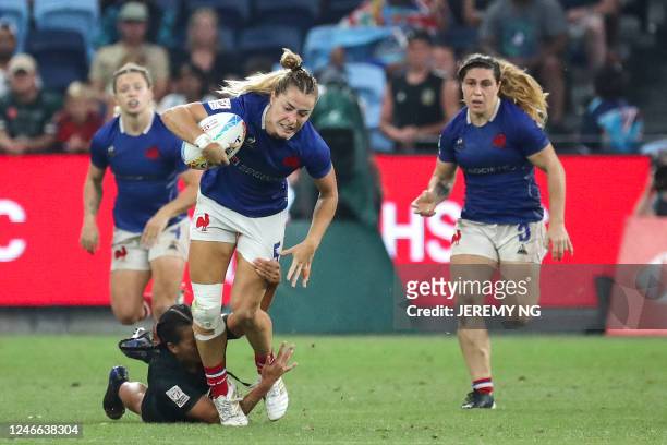 France's Joanna Grisez makes a break during the World Rugby Women's Sevens series match between the New Zealand and France at the Allianz Stadium in...