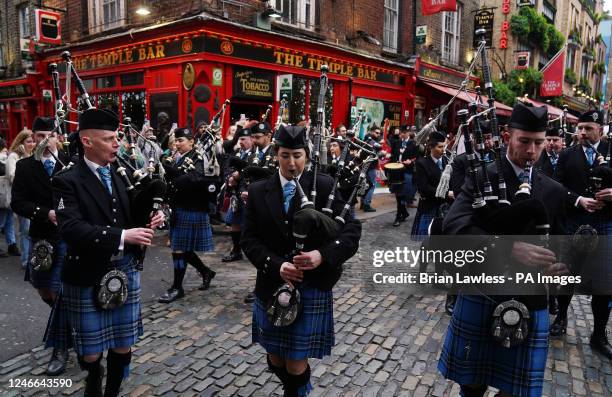 The Clew Bay Pipe Band as they march through the streets of Temple Bar, Dublin, as part of TradFest Temple Bar 2023. Ireland's largest trad and folk...