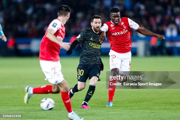 Marshall Munetsi of Reims fights for the ball with Lionel Messi of Paris Saint Germain during the Ligue 1 match between Paris Saint-Germain and Stade...