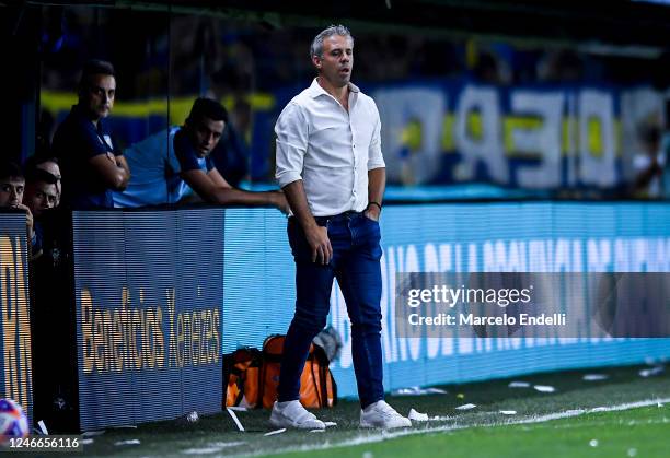 Lucas Pusineri coach of Atletico Tucuman gives instructions to his team players during a match between Boca and Atletico Tucuman as part of Liga...