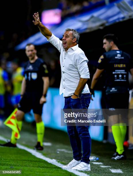 Lucas Pusineri coach of Atletico Tucuman gives instructions to his team players during a match between Boca and Atletico Tucuman as part of Liga...