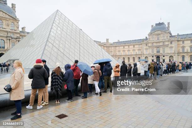 Hundreds of people queue up outside the Louvre Museum as staff held a general assembly to discuss the general strike planned tomorrow on January 30,...