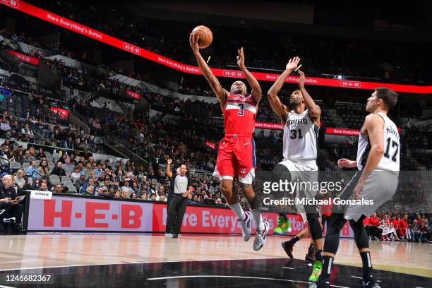 Bradley Beal of the Washington Wizards drives to the basket during the game against the San Antonio Spurs on January 30, 2023 at the AT&T Center in...