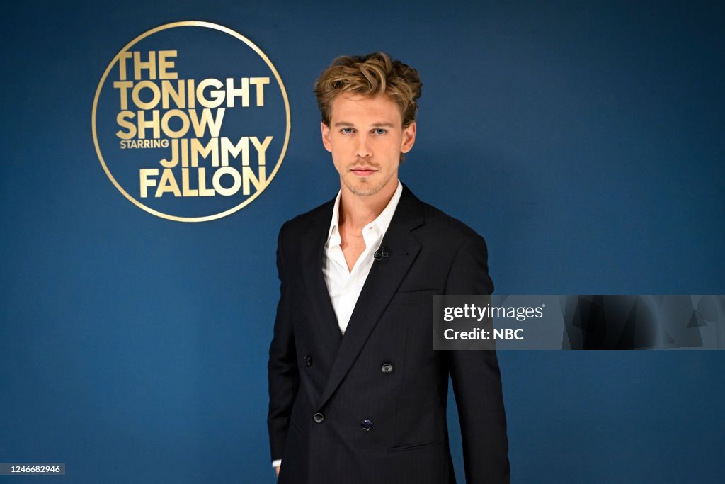 https://media.gettyimages.com/id/1246682946/photo/the-tonight-show-starring-jimmy-fallon-season-10.jpg?s=1024x1024&w=gi&k=20&c=_-JKhLqnvMH_ZxFq0ZsyJE2qVlz3n9z1NbUJocOfLAY=