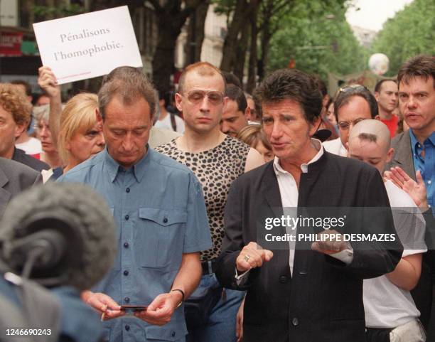 Le sénateur PS de Paris, Bertrand Delanoë et l'ancien ministre de la Culture Jack Lang participent à la grande parade de la Gay Pride, le 26 juin...