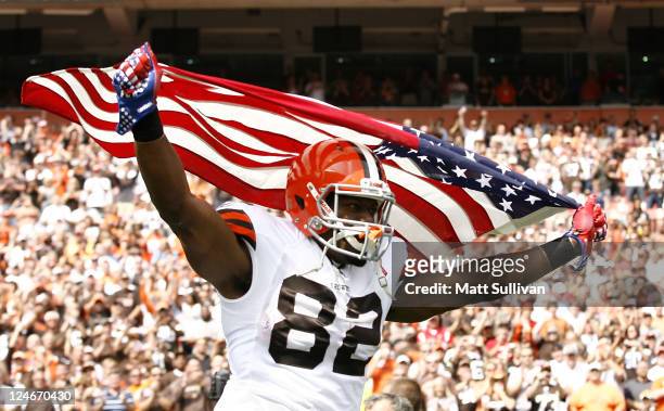 Tight end Benjamin Watson of the Cleveland Browns runs onto the field prior to their game against the Cincinnati Bengals during the season opener at...