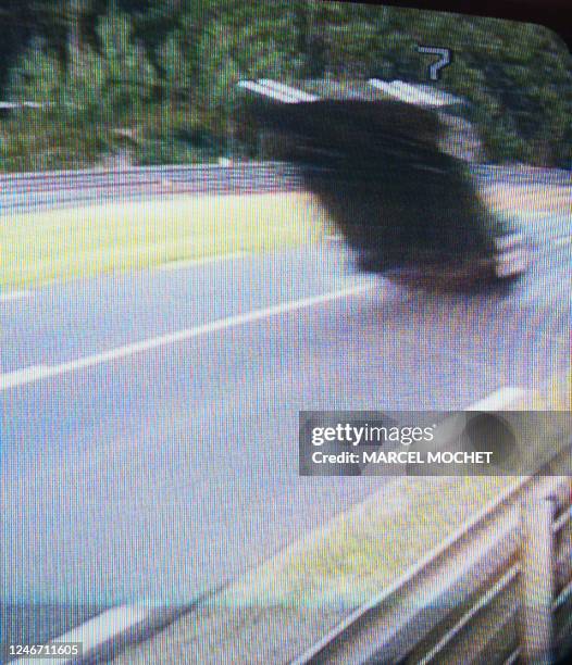 Photo prise d'un écran de contrôle de l'accident de la Mercedes n.5, pilotée par le Britannique Peter Dunbreck, qui a fait un looping avant de passer...