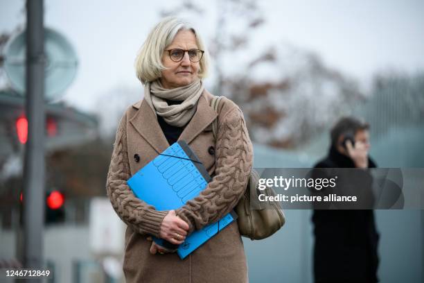 February 2023, Berlin: Christiane Hoffmann, Deputy Government Spokesperson, and Robert Habeck , Federal Minister for Economic Affairs and Climate...