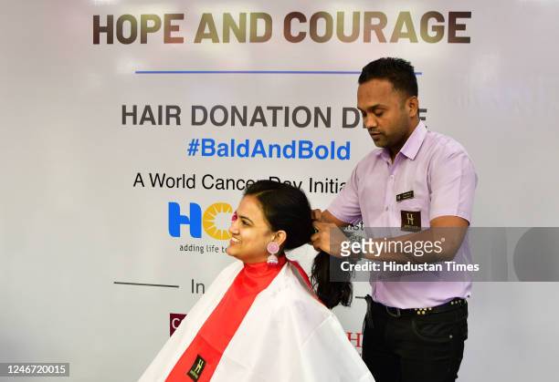 21 Hair Donation Campaign To Help Cancer Patients Photos and Premium High  Res Pictures - Getty Images