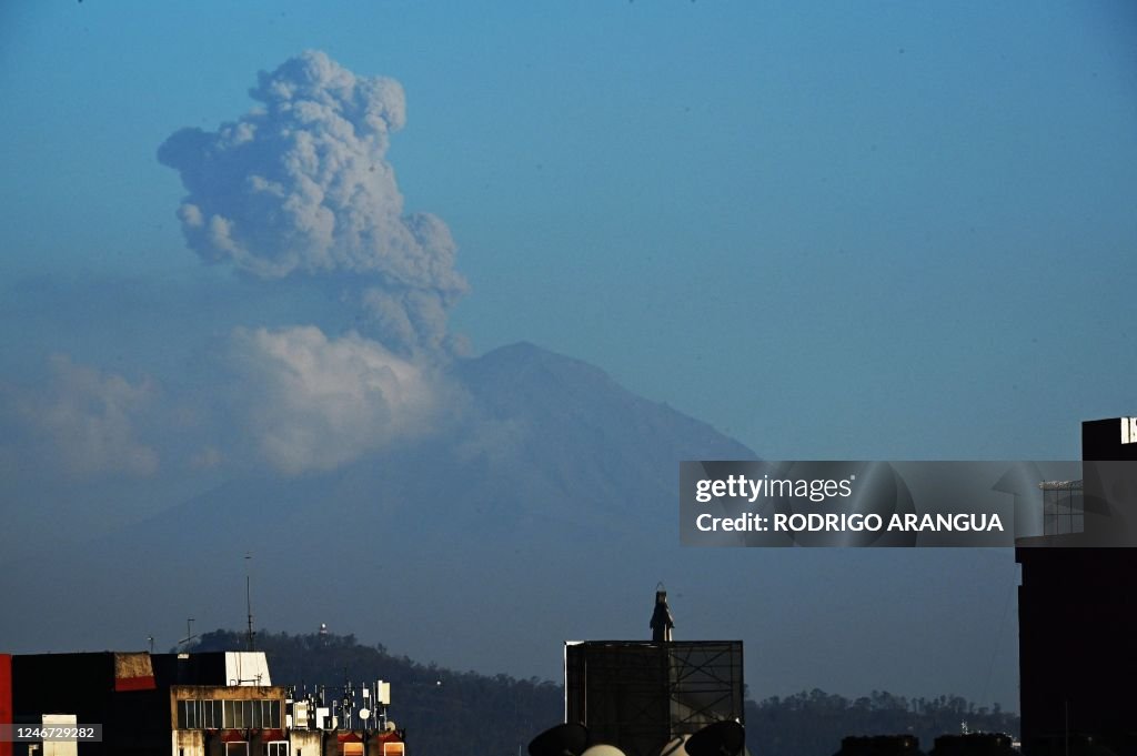 The Popocatepetl volcano spewes ash smoke as seen from Mexico... Fotografía de noticias -