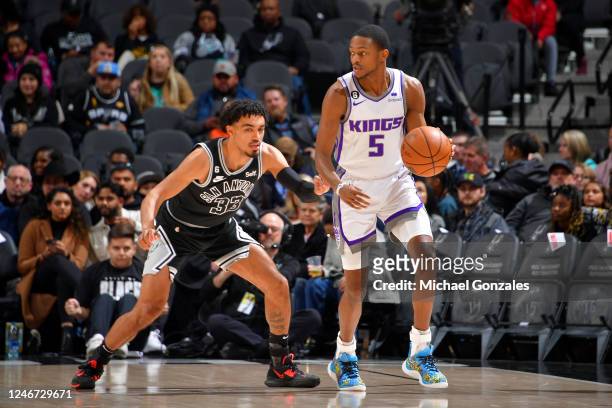 De'Aaron Fox of the Sacramento Kings dribbles the ball against the San Antonio Spurs on February 1, 2023 at the AT&T Center in San Antonio, Texas....