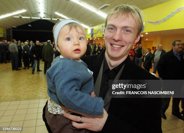 David Lefevre, 23 ans, élu maire de Friville-Escarbotin, pose le 16 mars 2008 avec sa fille de 10 mois, Lisa, dans la salle des fêtes de son village...