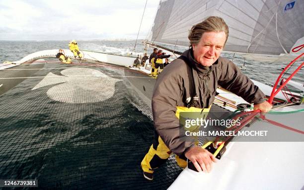 Olivier de Kersauson, skipper du trimaran "Geronimo", le plus grand multicoque construit au monde à ce jour, surveille la manoeuvre sur son bateau,...