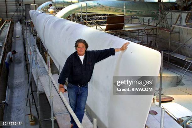 Le navigateur français Olivier de Kersauson, détenteur du "Trophée Jules Vernes", pose le 20 juin 2001 dans un chantier naval de Vannes, devant les...