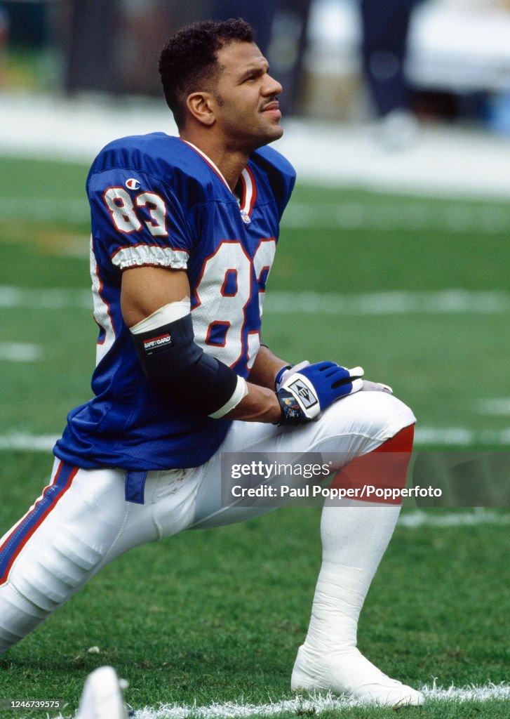 Andrew Reed Nfl Buffalo Bills wide receiver Andre Reed takes a knee, circa 1993. News ...