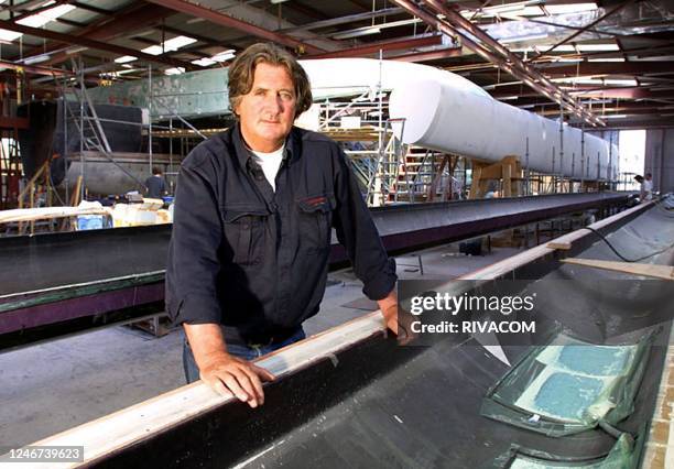 Le navigateur français Olivier De Kersauson, détenteur du "Trophée Jules Vernes", pose le 20 juin 2001 dans un chantier naval de Vannes, devant les...