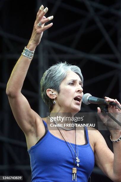 La chanteuse américaine Joan Baez se produit le 23 juillet 2000 devant quelque 50.000 personnes venues l'entendre au festival des "Vieilles Charrues"...