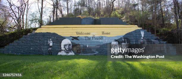 This painted mural in Pound, Virginia includes several famous historical persons who call Pound their Hometown. Glenn Roberts, Francis G. Powers,...