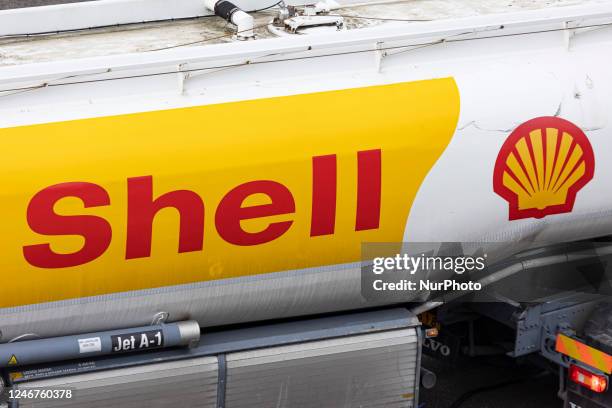 Shell Tea Tanker 419 Shell Oil Tanker Stock Photos, High-Res Pictures, and Images ...