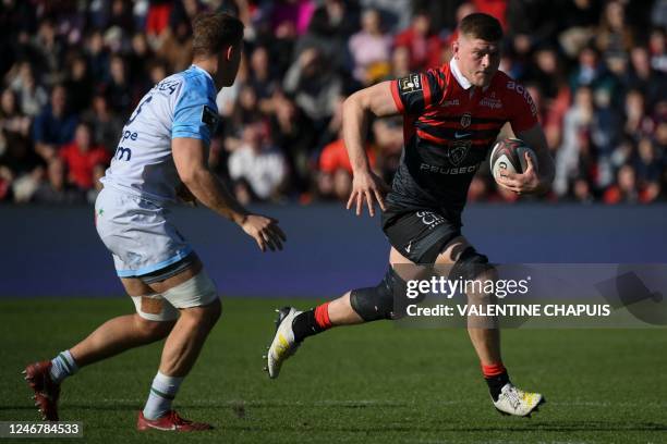 Toulouse's English number 8 Jack Willis runs with the ball during the French Top14 rugby union match between Stade Toulousain Rugby and Aviron...