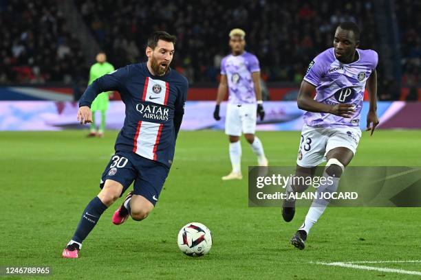 Paris Saint-Germain's Argentine forward Lionel Messi fights for the ball with Toulouse's French defender Moussa Diarra during the French L1 football...