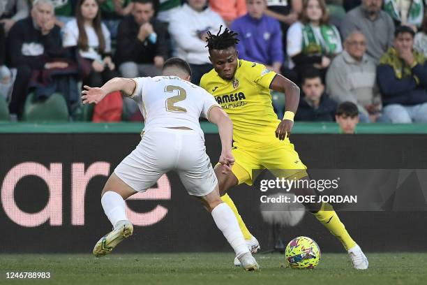Elche's Argentinian defender Federico Fernandez fights for the ball with Villarreal's Nigerian midfielder Samuel Chukwueze during the Spanish league...