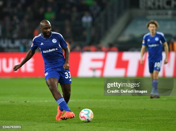 Eder Balanta of FC Schalke 04 controls the ball during the Bundesliga match between Borussia Mönchengladbach and FC Schalke 04 at Borussia-Park on...