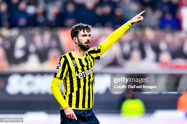 Davy Propper of Vitesse Arnhem Speaks with during the Dutch Eredivisie match between FC Emmen and SBV Vitesse at De Oude Meerdijk on February 4, 2023...