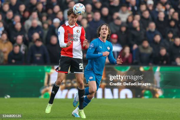 Mats Wieffer of Feyenoord Rotterdam and Fabio Silva of PSV Eindhoven battle for the ball during the Dutch Eredivisie match between Feyenoord and PSV...