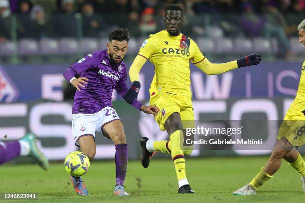 Jhon Janier Bonilla Lucumi' of Bologna FC in action against Nicolas Ivan Gonzalez of ACF Fiorentina during the Serie A match between ACF Fiorentina...