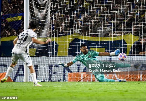 Sergio Romero of Boca Juniors saves a penalty by Facundo Castelli of Central Cordoba during a match between Boca and Central Cordoba as part of Liga...