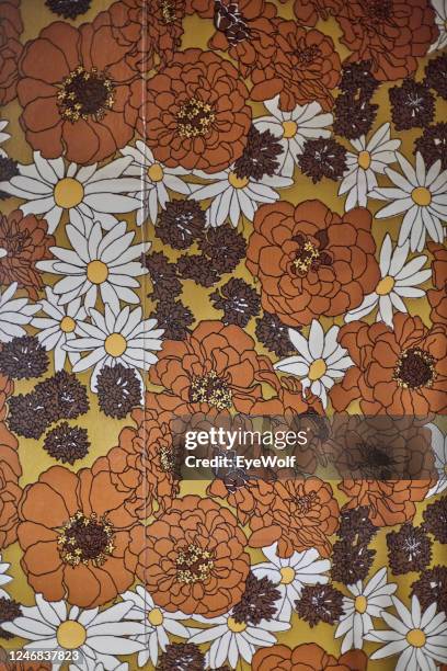 detail shot of old wallpaper in a house that was designed in the seventies. - maroon flower stock pictures, royalty-free photos & images