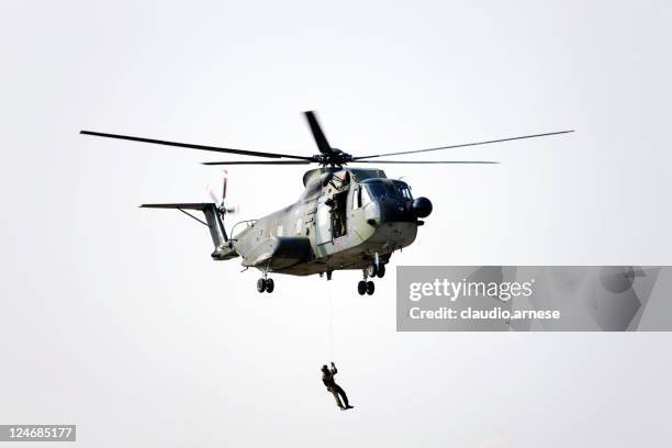 hélicoptère militaire et marines. image en couleur - descente en rappel photos et images de collection