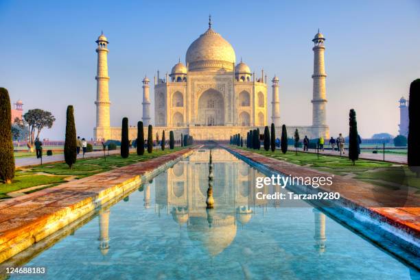 taj mahal et son reflet dans la piscine, hdr - taj mahal photos et images de collection