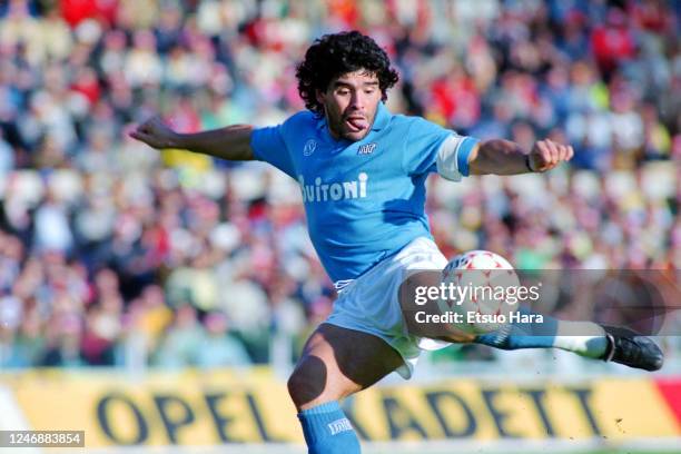 Diego Maradona of Napoli scores the opening goal during the Serie A match between AS Roma and Napoli at the Stadio Olympico on October 26, 1986 in...