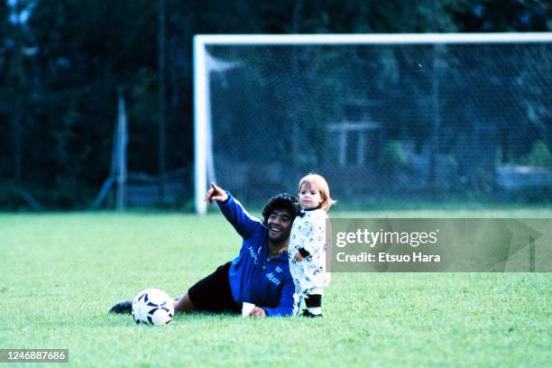 Diego Maradona of Napoli plays with his daughter Dalma after a training at the Centro Paradiso di Soccavo on October 22, 1988 in Naples, Italy.